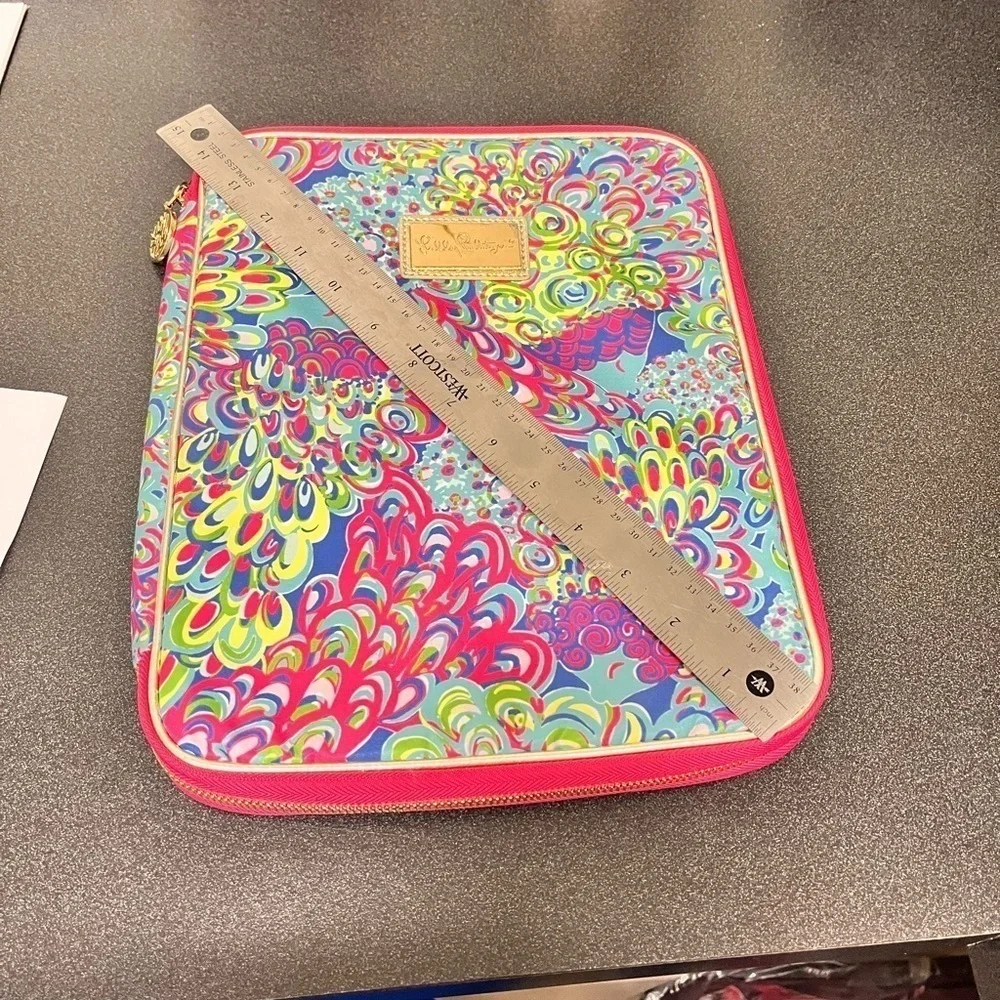 Lily Pulitzer laptop/tablet colorful zip case bright pink nylon lining pockets.